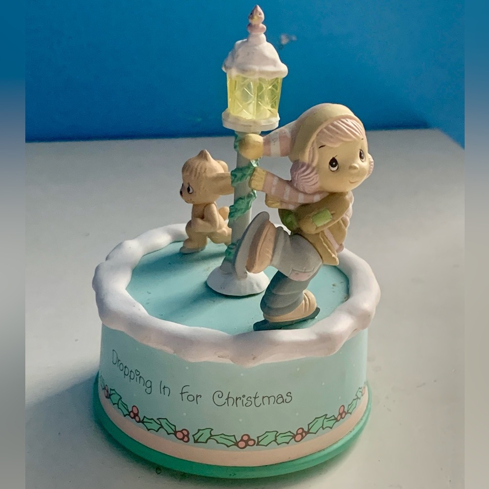 Precious Moments Dropping In For Christmas Revolving Musical Figurine VTG 1990
